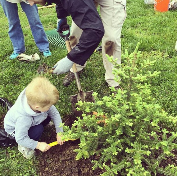 <p>Nggak ada salahnya mengajak anak berkebun, Bun. Sehingga, anak bisa lebih mengenal alam sekitar dengan cara yang menyenangkan. (Foto: Instagram @toddlermom)  </p>