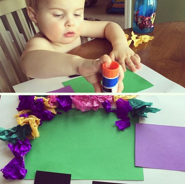 <p>Wah, ternyata dari kertas krep yang diremas-remas lalu ditempel bisa jadi bingkai foto DIY yang bagus lho, Bun. Tertarik mencoba? (Foto: Instagram @toddlermom)  </p>
