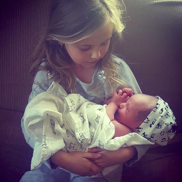 <p>Aih, keibuan banget sih anak perempuan yang satu ini saat menggendong adik bayinya. (Foto: instagram/@marley.pepper)  </p>