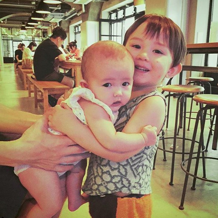 <p>Ini namanya latihan menggendong adik, Bun. Hi-hi-hi. (Foto: instagram/@sayacafe_giracha)  </p>
