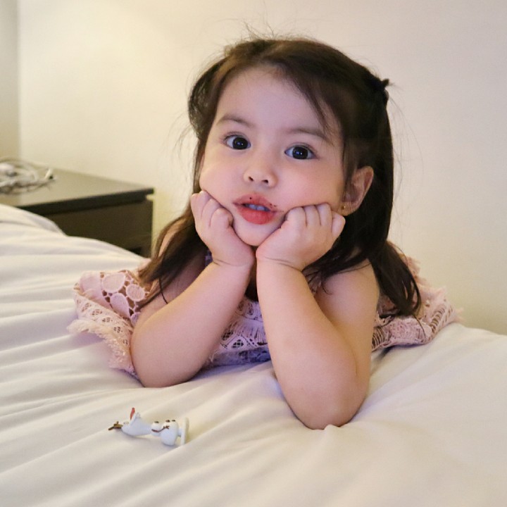 <p>Nak, mulutnya belepotan cokelat tuh. Hi-hi-hi. Nggak apa-apa deh, tetap imut kok. (Foto: Instagram/oliviamreyes)  </p>