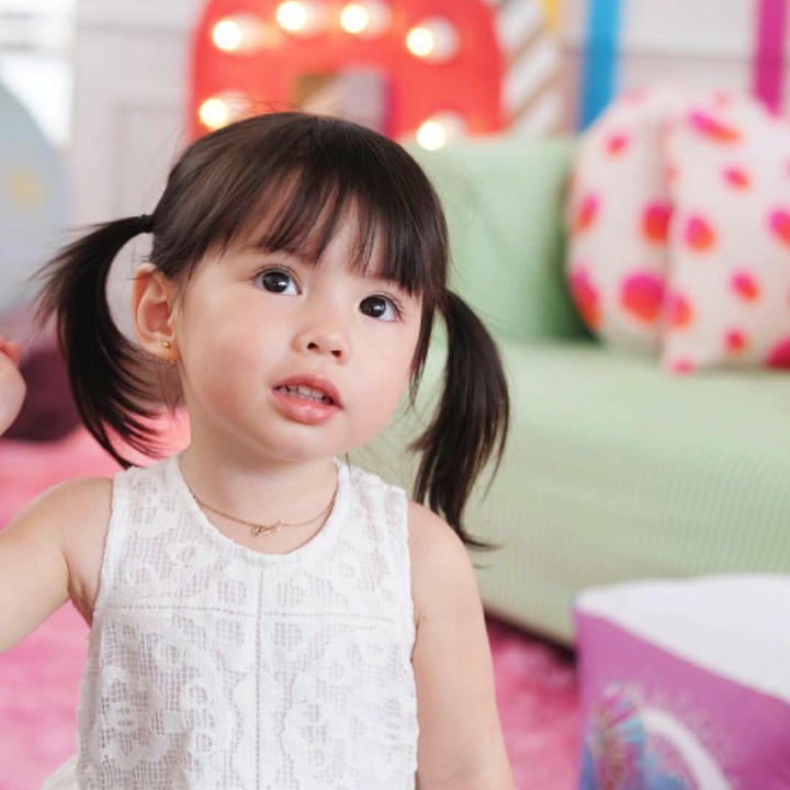 <p>Makin nggemesin deh Olivia dengan rambut dikucir dua gini. (Foto: Instagram/oliviamreyes)  </p>