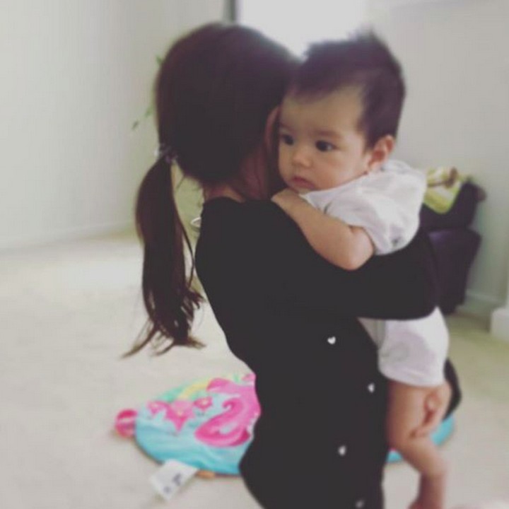 <p>Wah, kamu udah biasa nggendong adik ya, Nak? (Foto: instagram/@4mybaby217)  </p>
