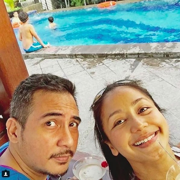 <p>Sambil nungguin anak-anak berenang, Amara dan Frans wefie dulu ah. (Foto: Instagram: @Amaranggana)</p>