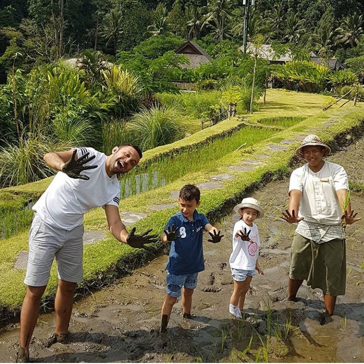 <p>Main kotor-kotoran di sawah juga seru lho. Dijamin si kecil bakal lupa sama gadget-nya. (Foto: Instagram @ilmiraz)</p>
