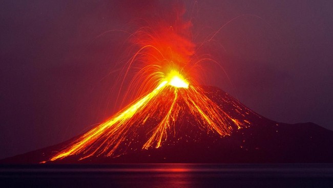 PVMBG mencatat volume tubuh Gunung Anak Krakatau menyusut sekitar 60 persen atau dua per tiga dari semula akibat erupsi yang terjadi secara terus menerus.