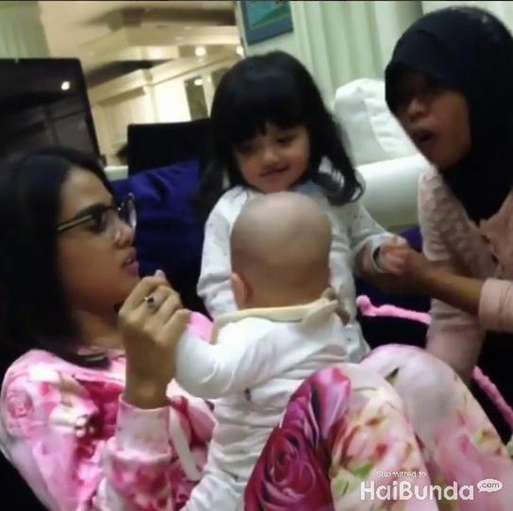 <p>Aurel yang akrab disapa Loly memangku adiknya, Arsya, dan bermain bareng Arsyi. (Foto: Instagram @suwarsiha)<br /><br /><br /></p>