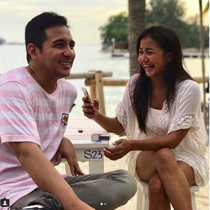 <p>Meski sudah 18 tahun menikah, pasangan ini tetap romantis. Tuh lihat, mereka berdua ke pantai sambil tertawa bareng di Siloso Beach Resort Santoso, Singapura. (Foto: Instagram: @Amaranggana) <br /><br /></p>