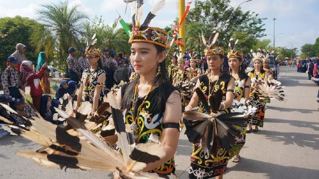 Perpaduan budaya nusantara dan mancanegara dihadirkan dalam Internasional Erau Adat Kutai dan International Folk Art Festival (EIFAF) 2018.