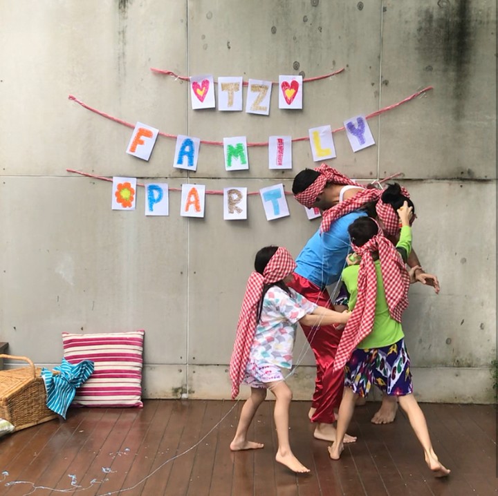 <p>Kalau sudah selesai menghias ruangan dengan karya sendiri, maka kita bisa melakukan hal lainnya. Misalnya saja main tutup mata dan saling menangkap seperti ini. Hi-hi, lucu ya. (Foto: Instagram @teukuzacky)</p>