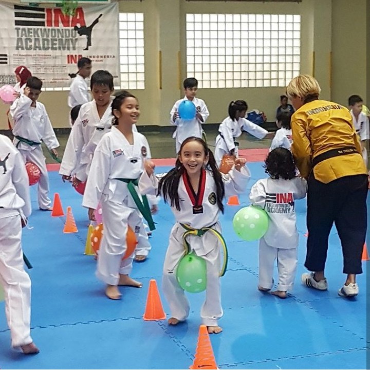 <p>Bisa juga nih dengan mengikutsertakan si kecil ke kegiatan positif seperti taekwondo. (Foto: Instagram @ilmiraz)</p>