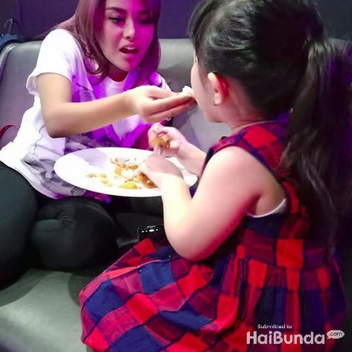 <p>Aaaaa, Arsyi membuka mulutnya saat disuapi makan oleh kakak Loly. (Foto: Instagram @suwarsiha)<br /><br /></p>