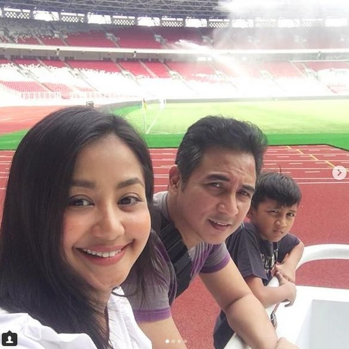 <p>Amara dan Frans kompak menemani anak Latihan di Stadion GBK, Senayan, Jakarta. (Foto: Instagram: @Amaranggana)</p>