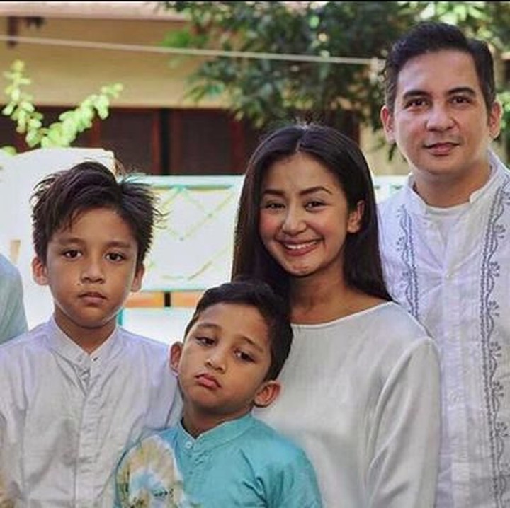 <p>Ini foto Amara, Frans, dan 3 anak mereka. (Foto: Instagram: @Amaranggana)</p>