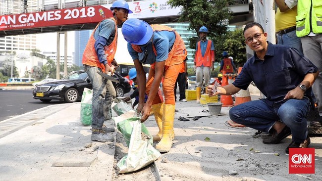 Bicara soal kebijakan untuk relokasi PKL, Gubernur DKI Jakarta Anies Baswedan menggagas 'Trotoar Multifungsi' yang juga bisa menampung para pedagang tersebut.