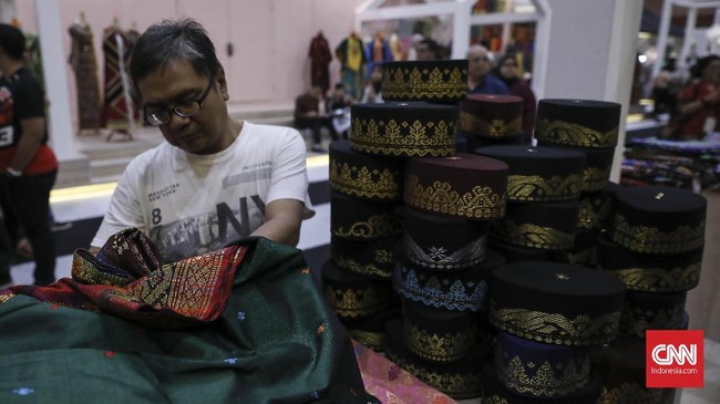 Presiden Jokowi mengundang pelaku UMKM ke Istana pada Selasa (18/6) ini untuk meminta masukan soal kebijakan pengembangan usaha tersebut.
