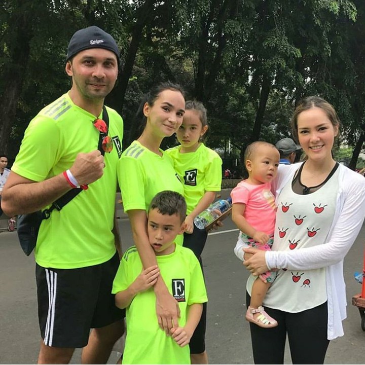 <p>Hmm, sepertinya keluarga Teuku Zacky memang gemar quality time di car free day nih. Murah, meriah, menyenangkan. (Foto: Instagram @ilmiraz)</p>