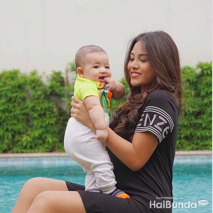 <p>Ini nih saat mengasuh Arsya di pinggir kolam renang. (Foto: Instagram @aurelie.hermansyah)<br /><br /></p>