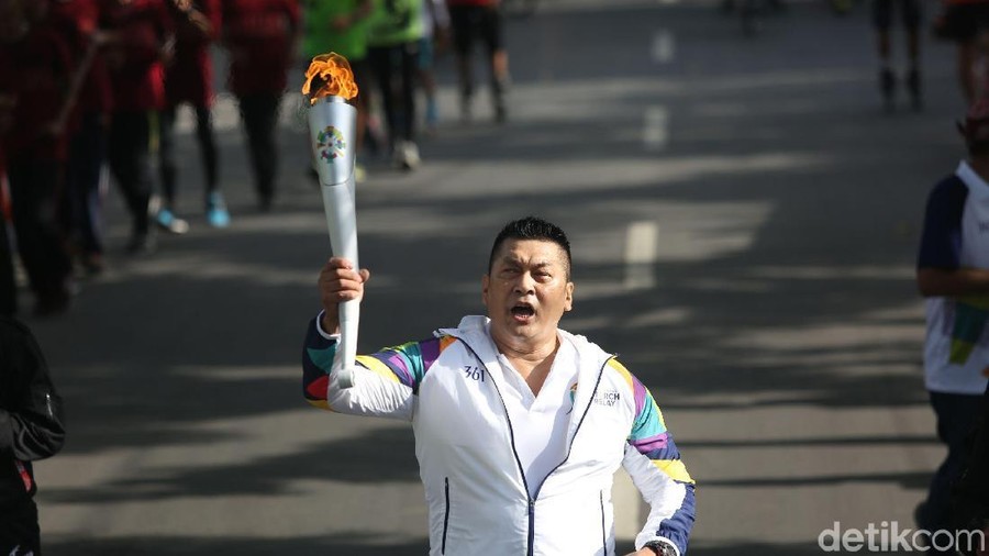 Artis Donny Kesuma turut memeriahkan orch Relay atau Pawai Obor Asian Games di banyuwangi, Jawa Timur.