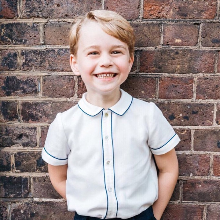 <p>Sedangkan foto ini adalah foto terbaru Pangeran George yang dirilis Kerajaan Inggris menyambut ulang tahun ke-5 Pangeran George. Selamat ulang tahun Pangeran George! (Foto: Instagram @kensingtonroyal/ @mattportreous)</p>