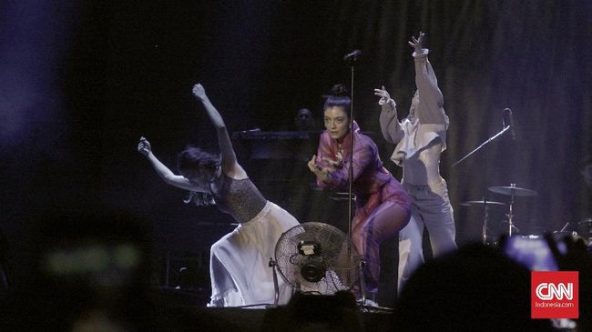 Lorde mewarnai malam minggu muda-mudi Jakarta, Sabtu (21/7) dengan penampilan yang energik di ajang We The Fest (WTF) 2018.