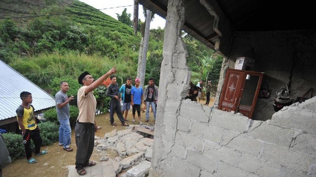 Gempa bumi skala 6,4 skala richter di wilayah perairan laut Sumbawa, Nusa Tenggara Barat telan korban jiwa. Korban meninggal dunia akibat tertimpa tembok rumah.