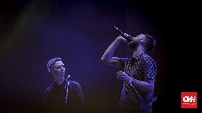 Duo elektronik Inggris, Honne, akan merilis versi terbaru dari lagu 'Crying Over You' bersama seorang personel BTS, RM, dan penyanyi China Bibi Zhou.