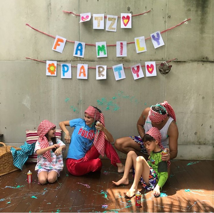 <p>Kita bisa mengerahkan keluarga kita untuk menghias ruangan seperti dilakukan keluarga Teuku Zacky. Misalnya nih dengan bikin bunting flag. Tulisannya bebas, sesuka hati kita, misalnya saja: 'Happy Family' atau 'Family Party'.(Foto: Instagram @teukuzacky)</p>