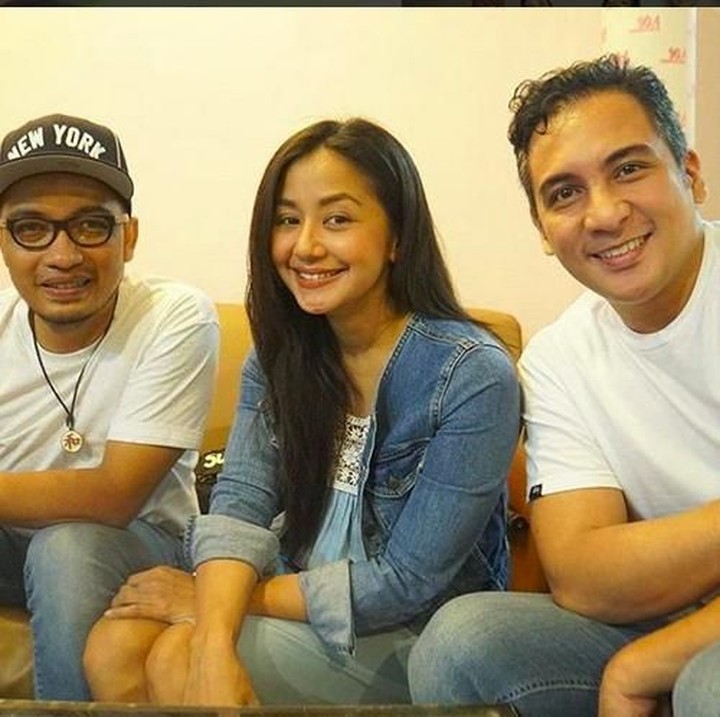 <p>Amara dan Frans masih tergabung dalam grup Lingua. Meski pernikahannya sudah belasan tahun, tapi mereka tetas romantis ya. (Foto: Instagram: @Amaranggana)</p>