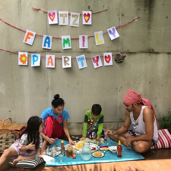 <p>Kalau sudah bosan main tutup mata, bisa piknik ala-ala. Cukup menggelar tikar, lalu bawa makanan dan minuman. Bisa juga makan siang seperti piknik begini. Seru kan? (Foto: Instagram @teukuzacky)</p>