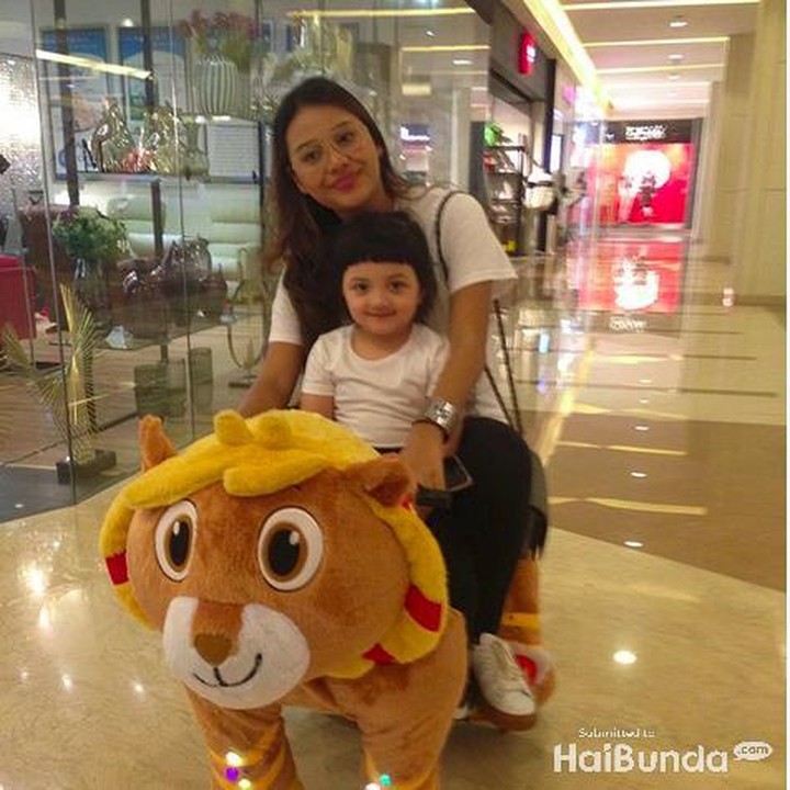 <p>Menemani Arsyi naik mainan ini. Siapa nih yang lebih happy, Kakak Loly atau Arsy? Hi-hi. (Foto: Instagram @suwarsiha)</p>