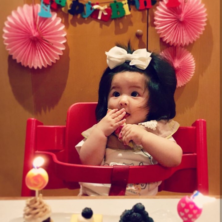 <p>Rambutnya yang makin panjang pun sering ditata sedemikian rupa. Misalnya diberi pita putih seperti ini. Imut banget ya? (Foto: Instagram @babychanco)</p>