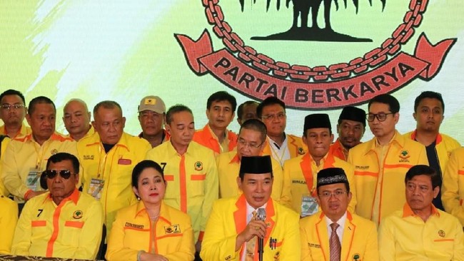Kuasa hukum Partai Berkarya di MK Nimran Abdurrahman mencabut permohonan sengketa lawan Gerindra di MK karena tak diakui oleh partainya Tommy Soeharto itu.