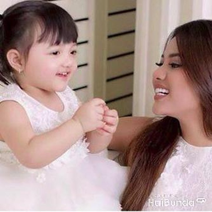 <p>Aurel kerap bermain bersama Arsyi yang super menggemaskan. (Foto: Moza Wahyu via Instagram @aurelie.hermansyah)<br /><br /></p>