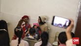 FOTO: Kala Suara Sasha dan Rara Beri 'Nyawa' Boneka Kalau dulu ada Ria Enes yang menyuarakan boneka Susan, kini anak-anak seperti Sasha (14) dan Rara (10) pun tertarik menekuni seni suara perut (ventriloquism).