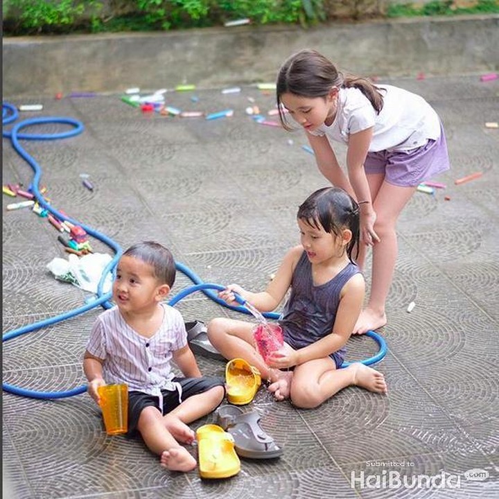 <p>Sandal lagi-lagi jadi andalan untuk dimainkan oleh 3 anak Zaskia. (foto: Instagram @zaskiadyamecca)<br /><br /></p>