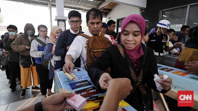 Bank penerbit kartu uang elektronik dan PT Kereta Commuter Indonesia berkoordinasi untuk memastikan migrasi sistem pembayaran rampung siang ini.