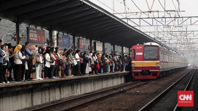 PT KCI mengklaim sistem tiket elektronik telah diperbaiki, tapi di Stasiun Juanda sejumlah penumpang masih belum dapat menggunakan kartu elektronik.