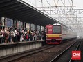 Sistem Tiket Belum Normal, Penumpang KRL Mengular di Juanda