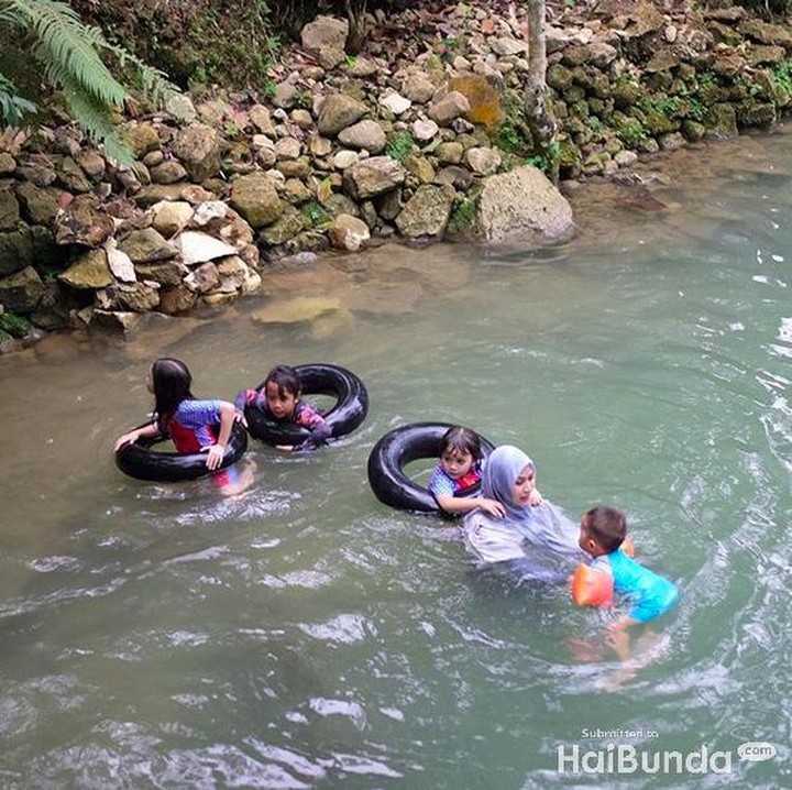 <p>Basah-basahan saat berenang di sungai. Segarrrrr!!!! (foto: Instagram @zaskiadyamecca)<br /><br /></p>