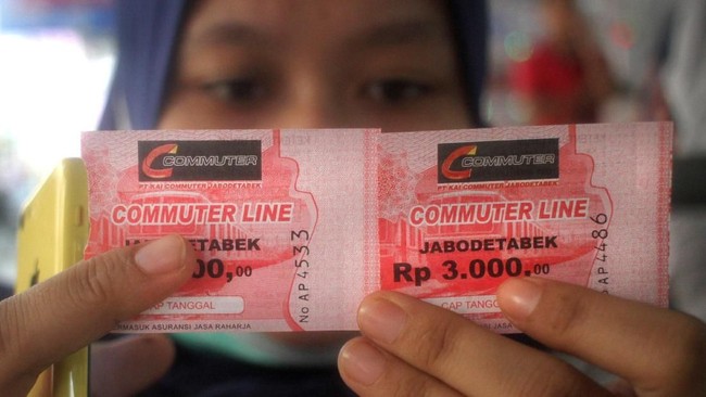 Sejumlah calo ditemukan seperti di Stasiun Bekasi dan Depok. Mereka menjual tiket kertas KRL Commuter Line di atas harga normal kepada calon penumpang.
