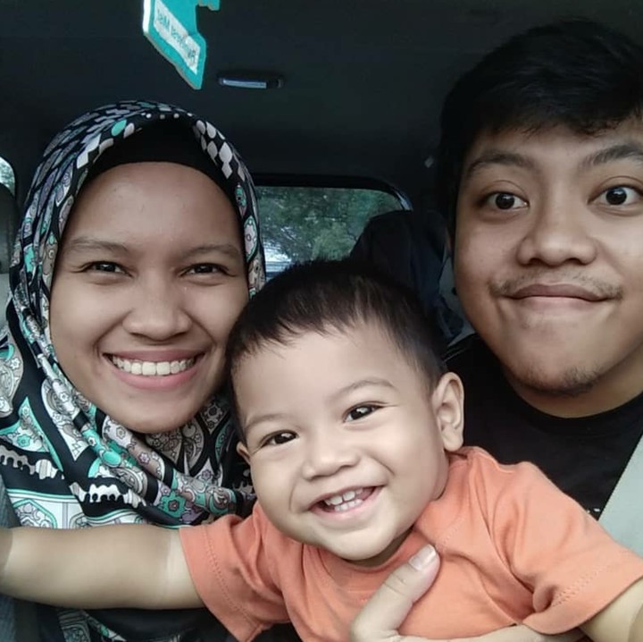 <p>Ayah, Bunda dan si kecil senyumnya kompak banget. (Foto: Instagram/mutiaoktavia)</p>