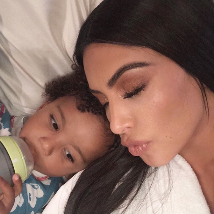 <p>Menemani Saint minum dari botol dot sambil berbaring menjelang tidur, pasti jadi kebahagiaan tersendiri bagi Kim. (Foto: Instagram @kimkardashian)</p>