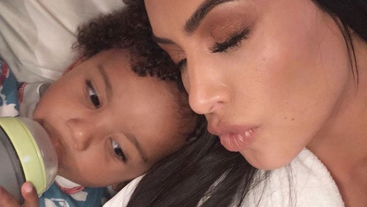 Kim Kardashian Para selebriti Hollywood melakukan parenting hacks ini. Hmm, apa saja ya?