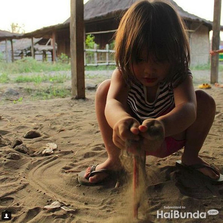<p> Kala serius banget nih main pasirnya. (foto: Instagram @zaskiadyamecca)<br /><br /></p>