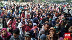 Cerita Penumpang dalam Perburuan Tiket Kertas KRL