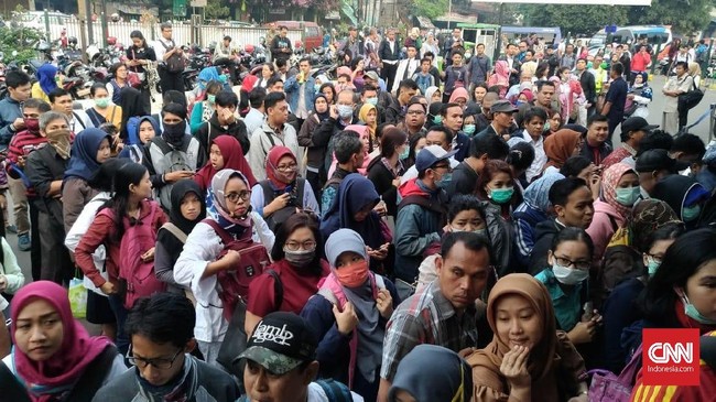 Sejumlah penumpang punya alasan tersendiri tetap memilih menggunakan KRL meski sudah beberapa hari terakhir terjadi antrean panjang untuk beli tiket kertas.