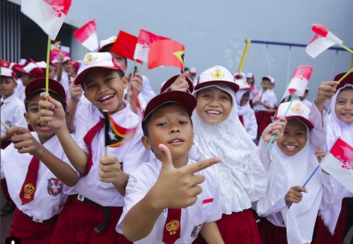 Senyum Ceria Anak-anak Indonesia Ini Bikin Damai