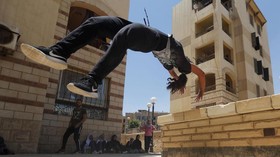 FOTO: Lawan Norma Sosial, Wanita Mesir Latihan Parkour