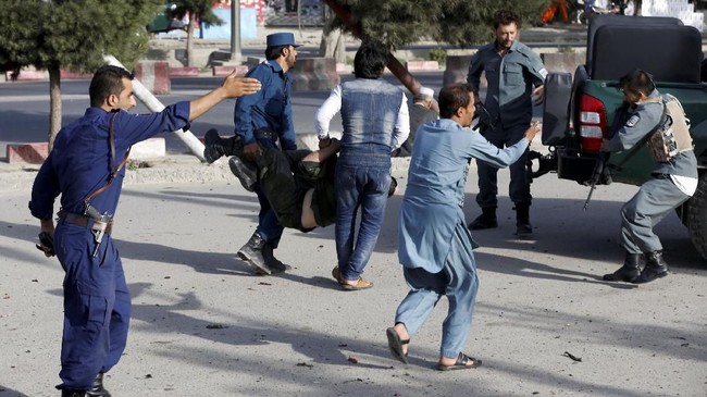 Kelompok Negara Islam Irak dan Syam (ISIS) mengklaim anggota mereka yang melakukan serangan bom bunuh diri di Ibu Kota Kabul.